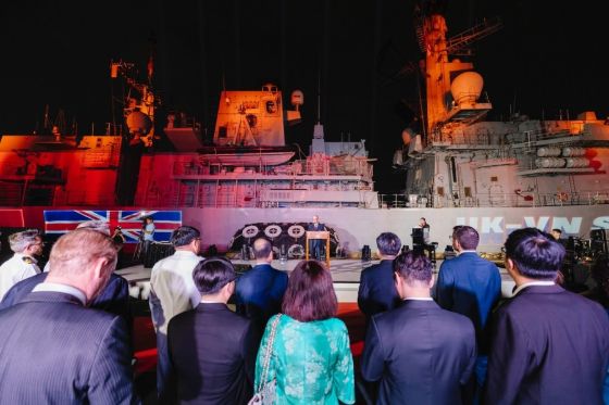 Ảnh của Tàu HMS Richmond của Hải quân Anh thăm Việt Nam